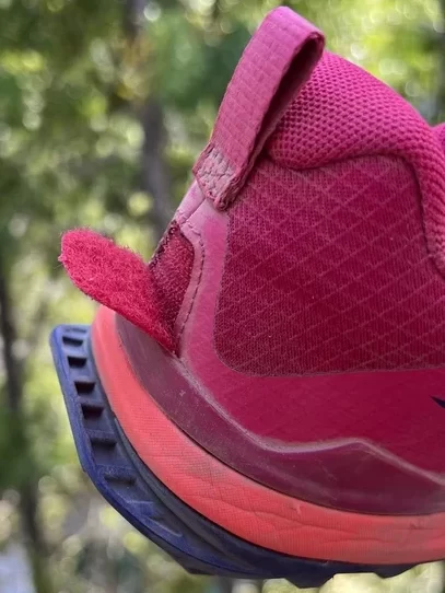 Women's Altra Lone Peak 7 heel velcro tongue
