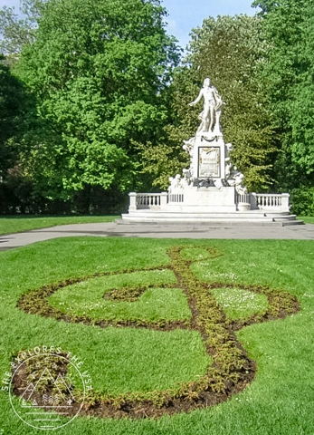 Eastern Road Contiki Tour. - mozart statue