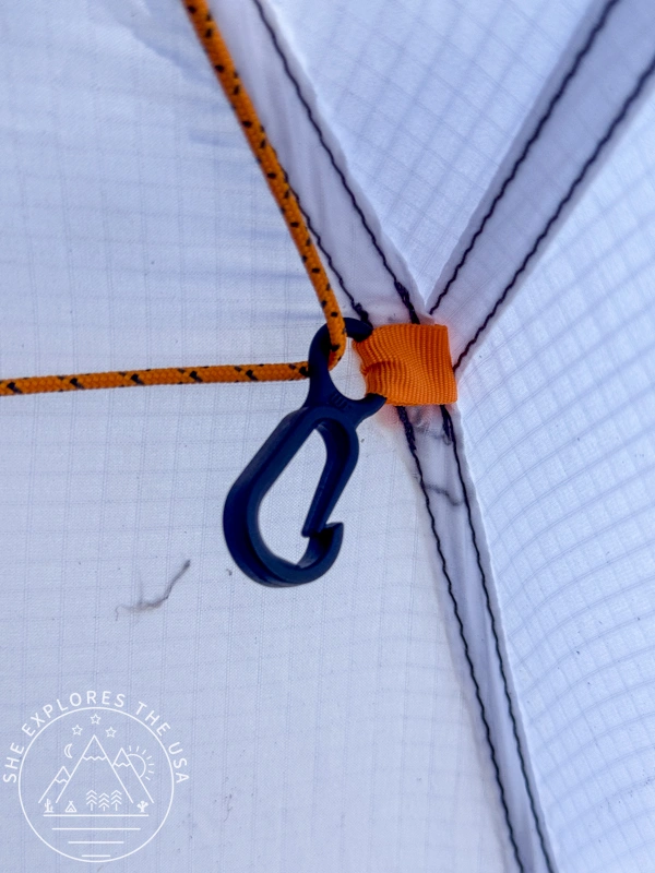 Extra Hanging with 4 black utility clips